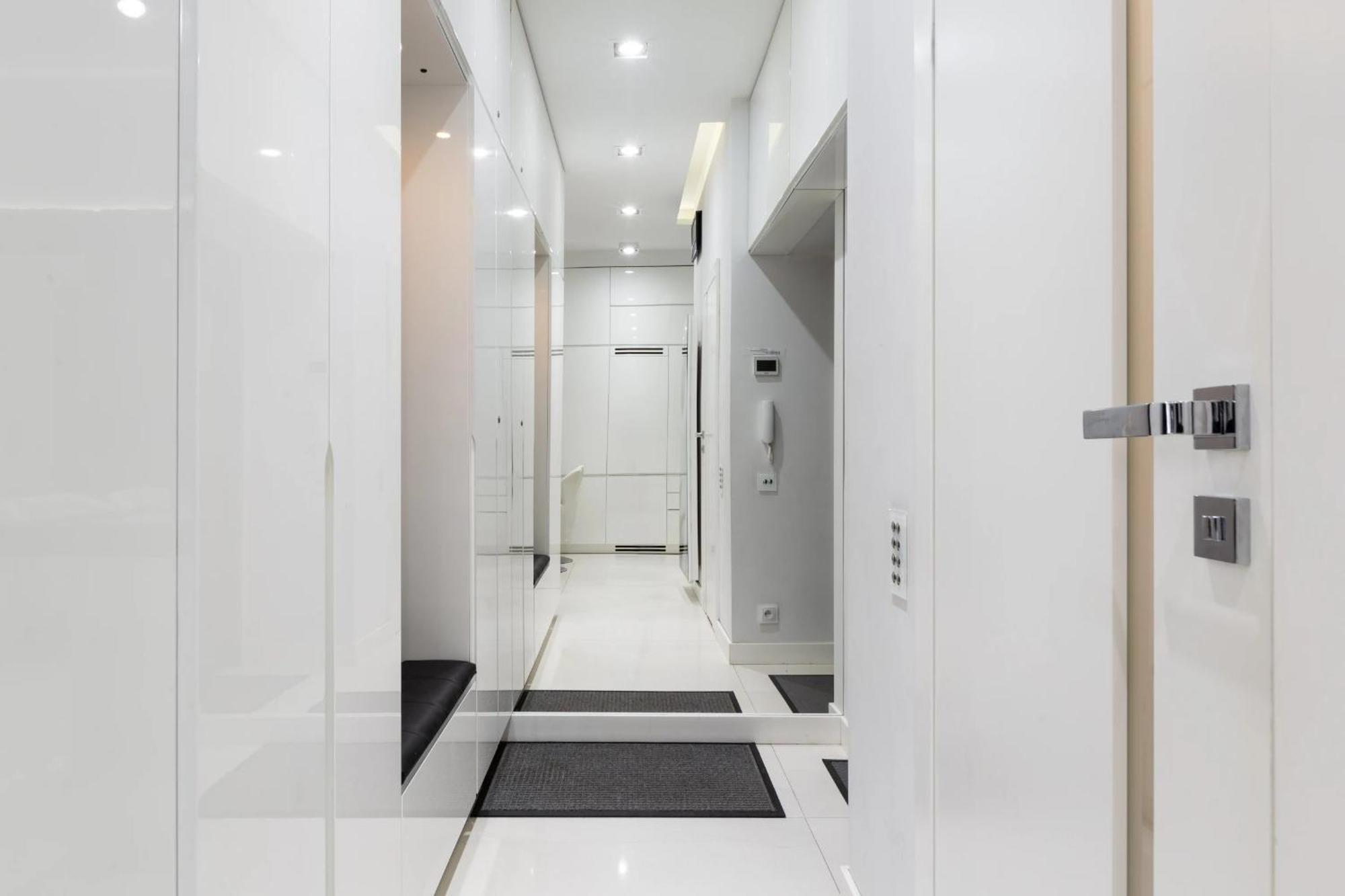 White & Parking Apartment *